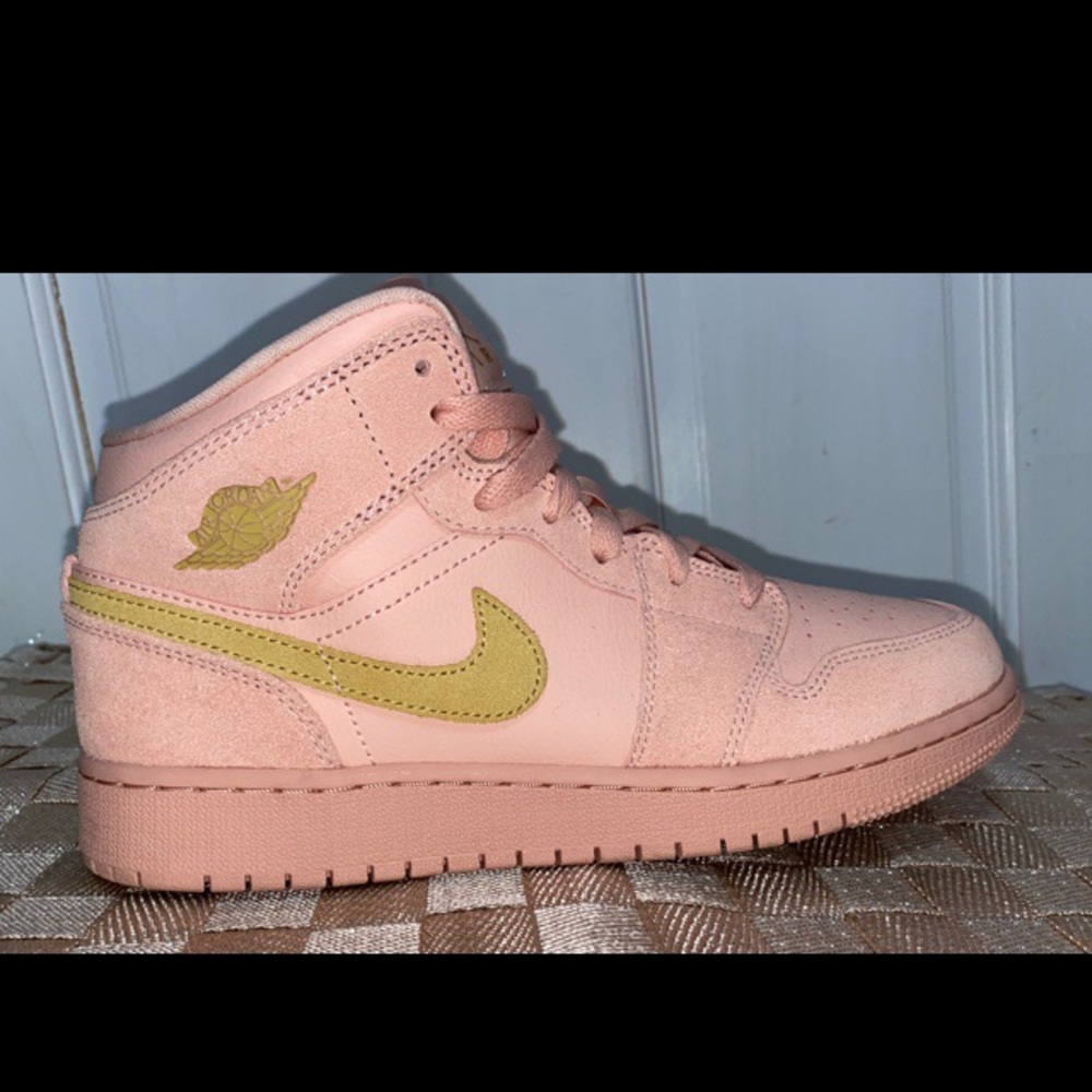 Air Jordan 1 Mid Coral Gold (Grade School SZ US 6)